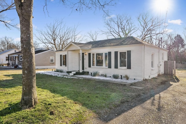 view of front of property featuring a front lawn