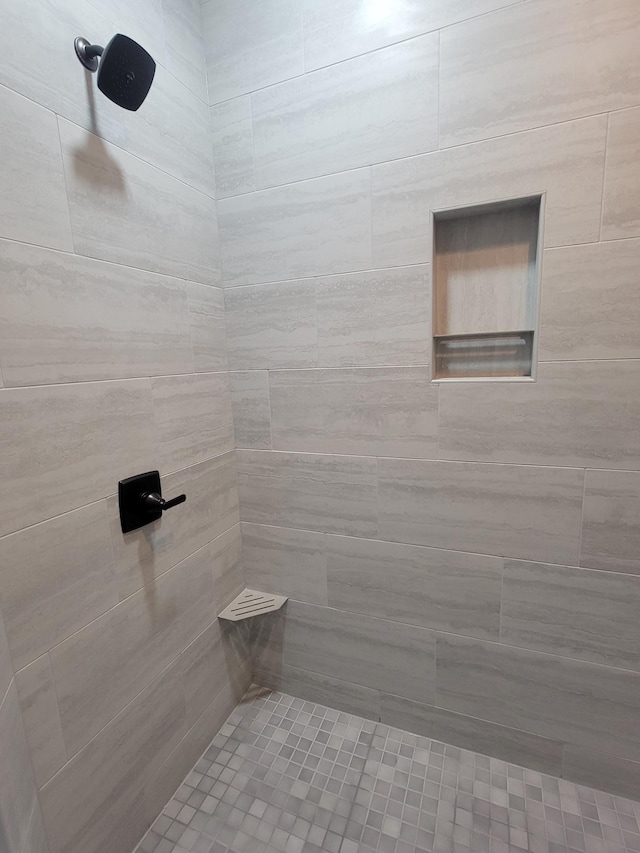 bathroom featuring a tile shower