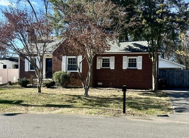 view of front of home featuring a front yard