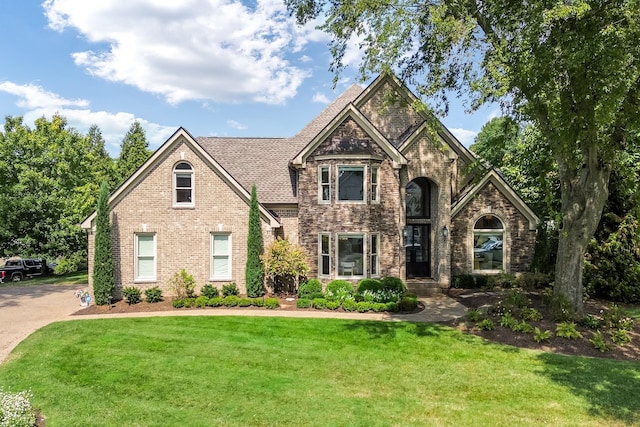 view of front of property featuring a front yard