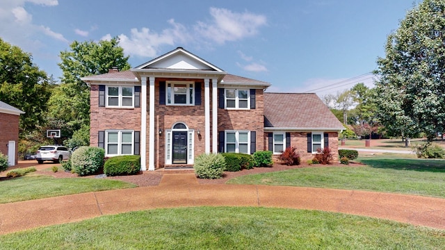 view of front of house featuring a front lawn