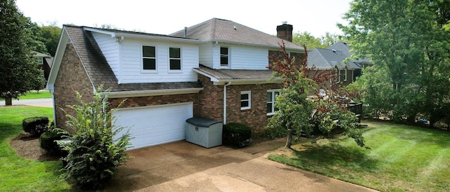 view of front facade featuring a front lawn and a garage