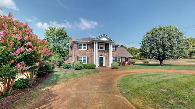 view of front of property featuring a front yard