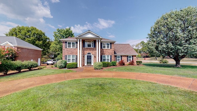 view of front of property featuring a front lawn