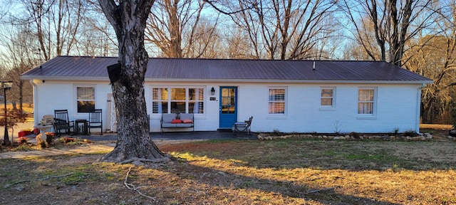 view of front of home featuring a patio area and a front lawn