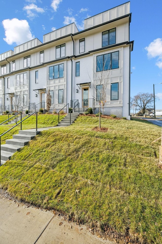 view of front of property featuring a front yard