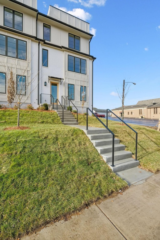 view of front of property featuring a front yard