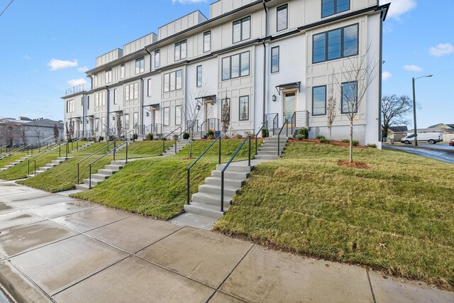 view of front of home featuring a front lawn