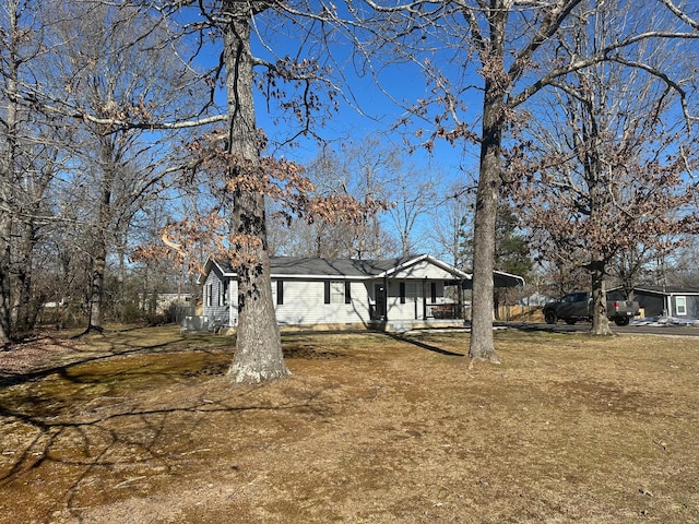 view of front of house featuring a front yard