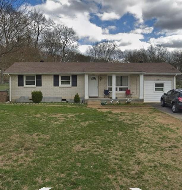 ranch-style home featuring a front lawn and a porch