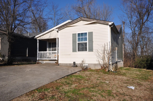 view of front of property featuring covered porch and a front yard