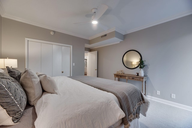 bedroom featuring ceiling fan, a closet, crown molding, and carpet flooring