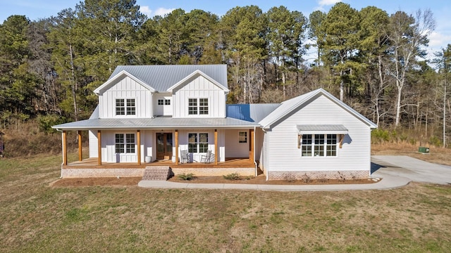 view of front of property with a front lawn and covered porch