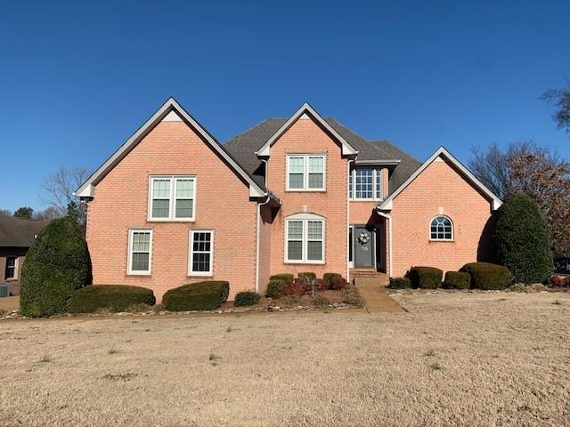 front of property featuring a front yard