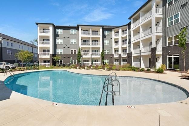 view of swimming pool