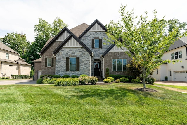 view of front of property featuring a front yard