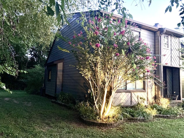 view of side of property featuring a lawn