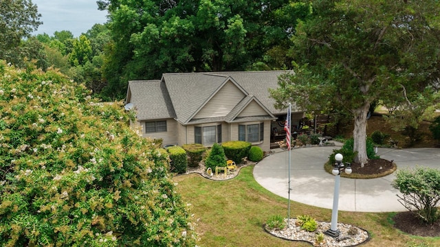 view of front facade with a front lawn