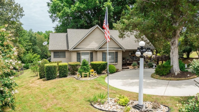 view of front of property featuring a front lawn