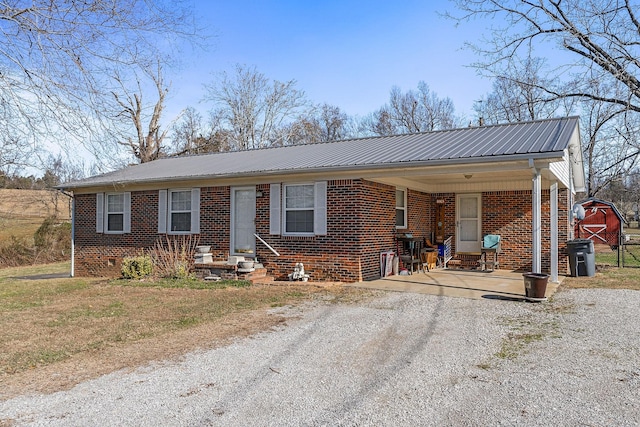 single story home featuring a front yard