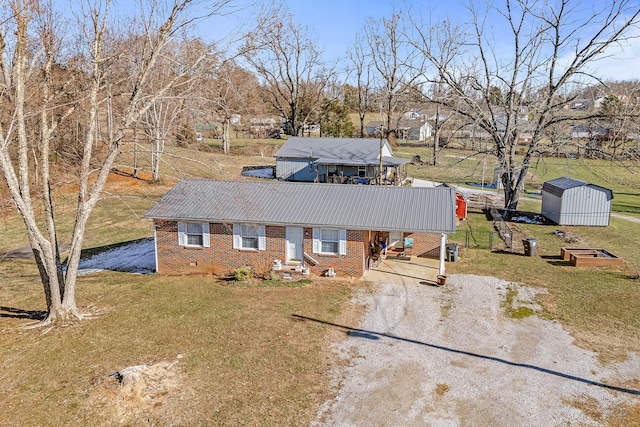 view of front facade featuring a storage shed and a front lawn