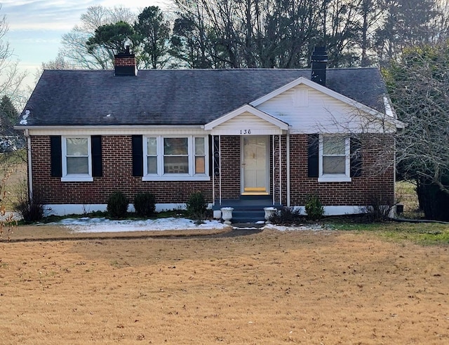 view of front of property featuring a front lawn