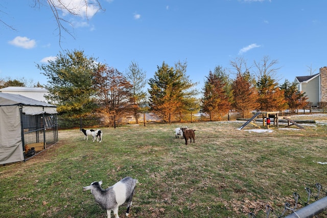 view of yard featuring an outdoor structure