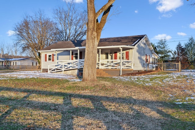 view of front facade featuring a front lawn and a porch