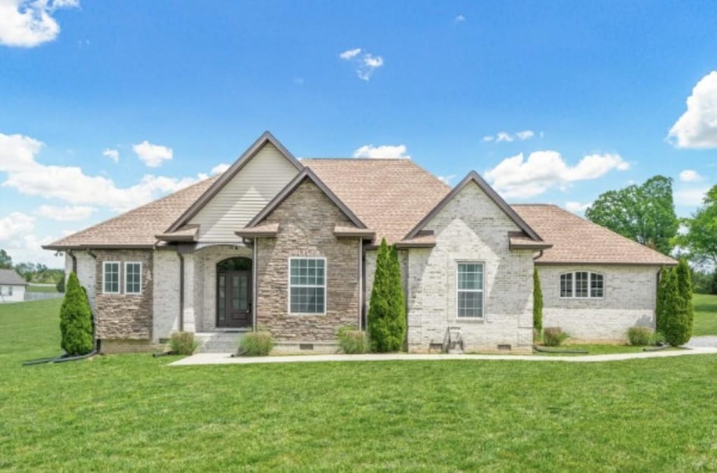 view of front of home featuring a front yard