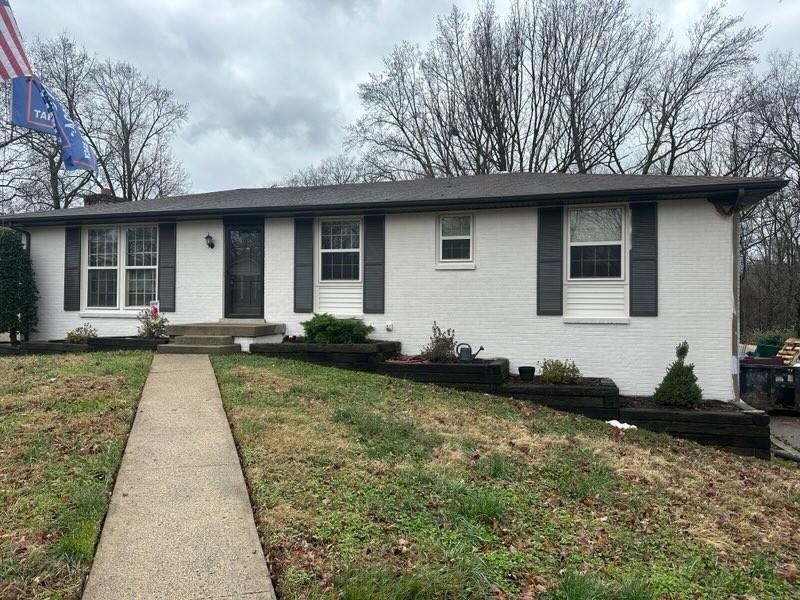 single story home with a front yard