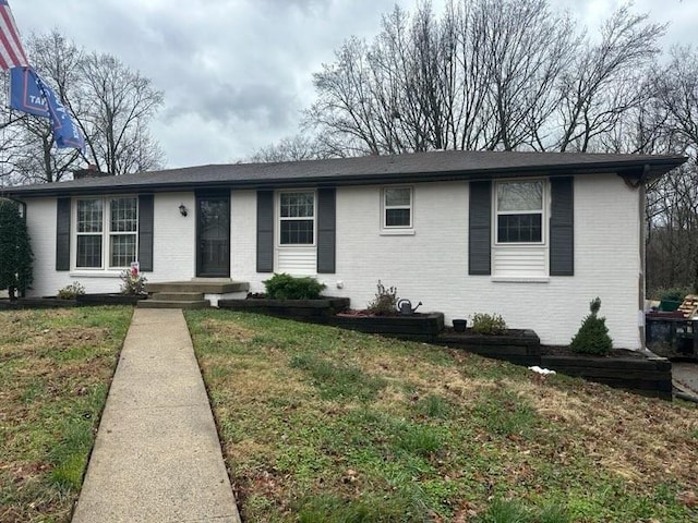 single story home with a front yard