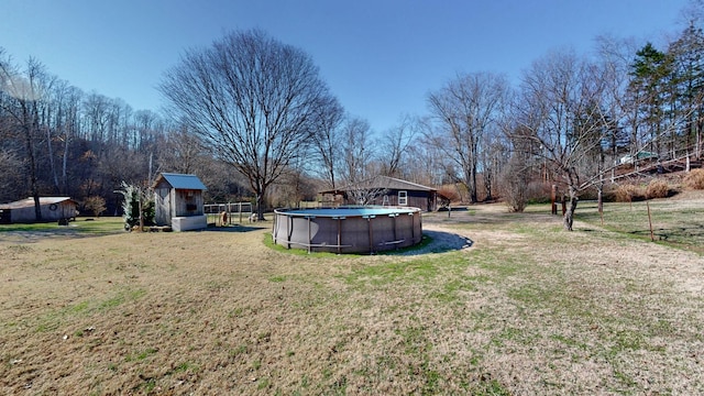 view of yard featuring a storage shed