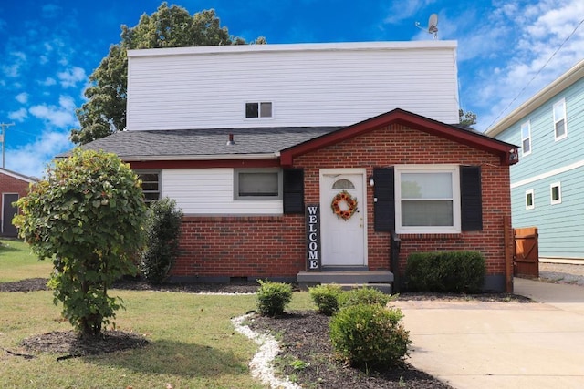 view of front of home with a front lawn