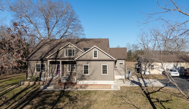 view of front facade with a front yard