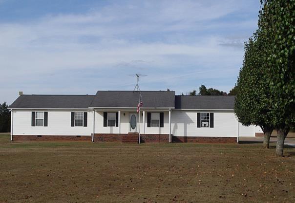 single story home with a front lawn