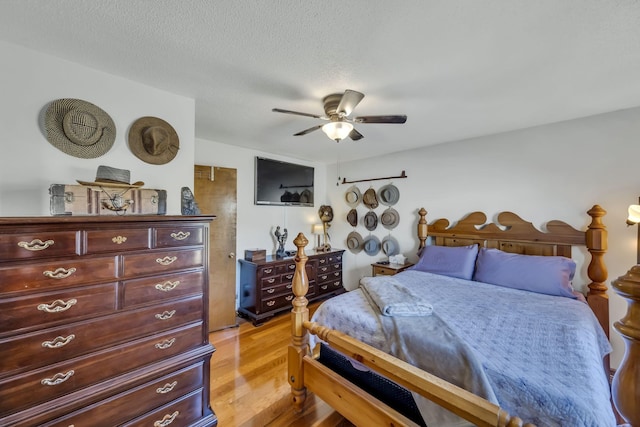 bedroom featuring a textured ceiling, light hardwood / wood-style flooring, and ceiling fan