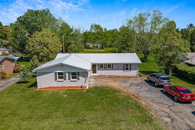 single story home with a front yard