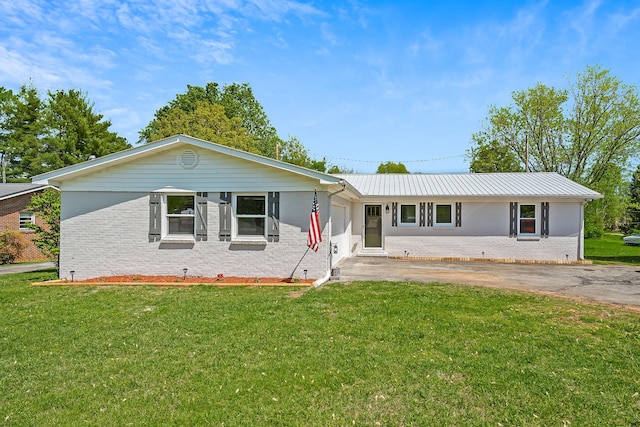 ranch-style house featuring a front yard