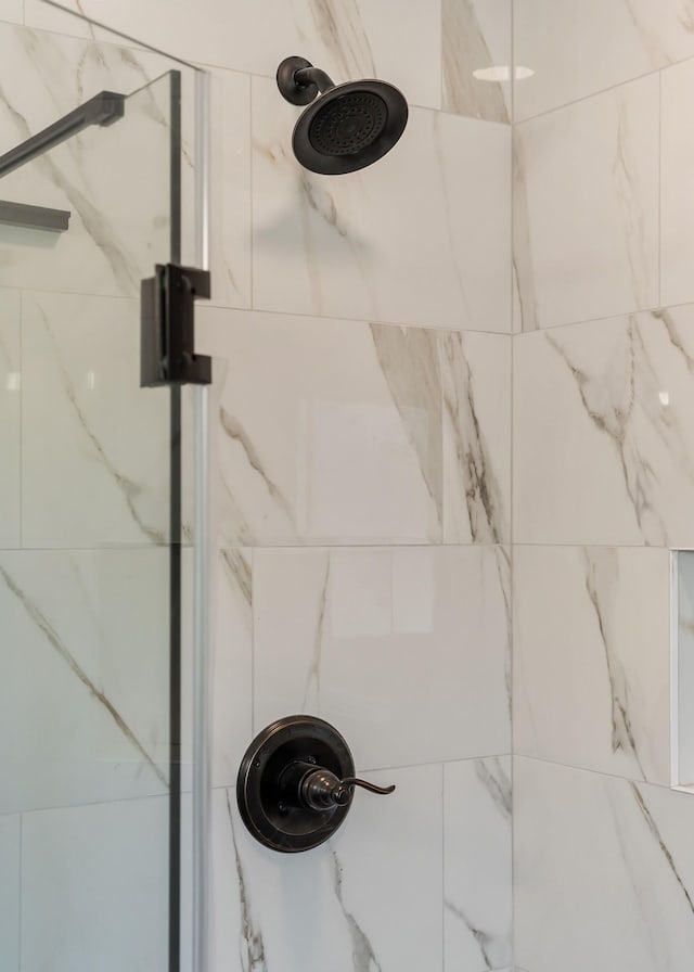 room details featuring tiled shower