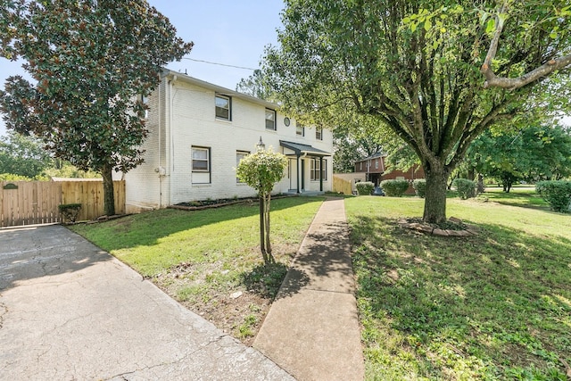 view of front of property featuring a front lawn