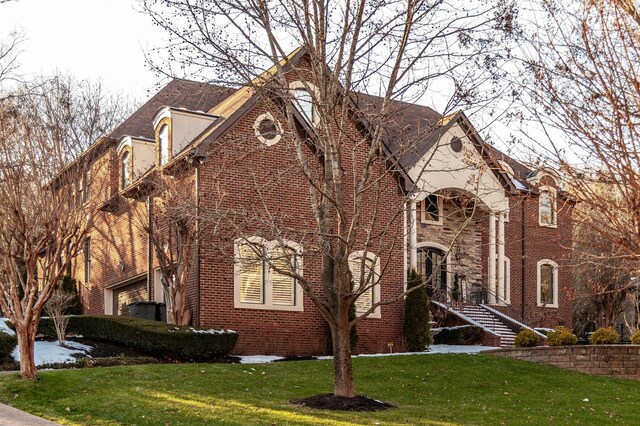 view of front of property featuring a front lawn