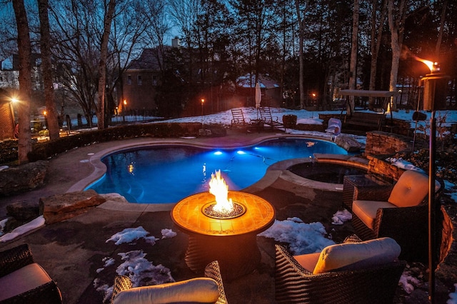 view of pool with an in ground hot tub and an outdoor fire pit