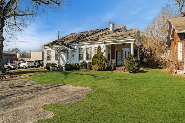 view of front of property featuring a front yard