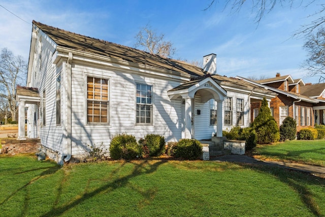 view of front of property with a front yard