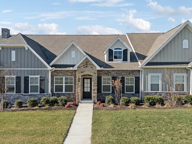 craftsman house featuring a front yard