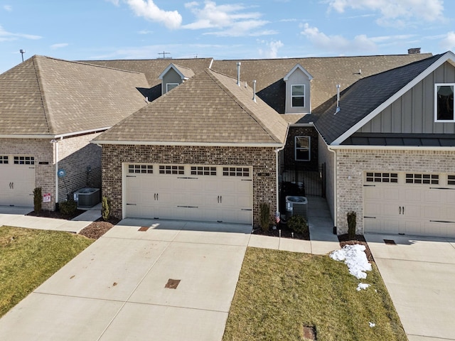 view of front facade featuring a front yard and central AC