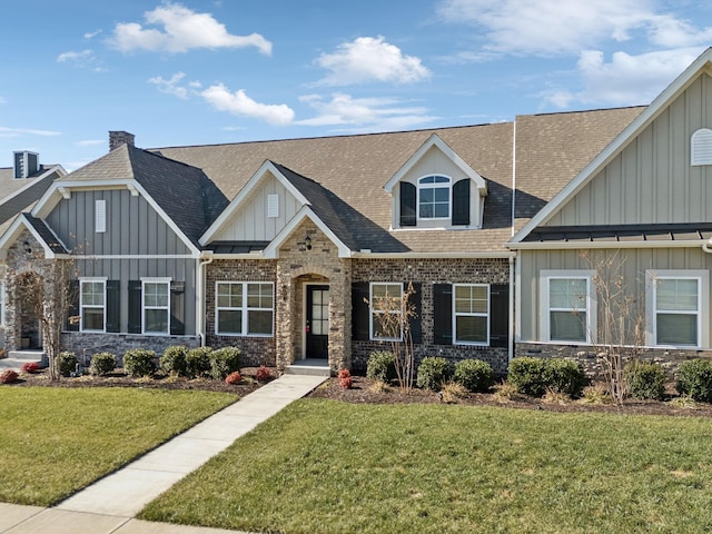 craftsman-style house featuring a front lawn