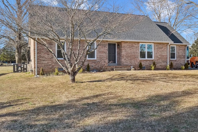 view of front of property featuring a front lawn