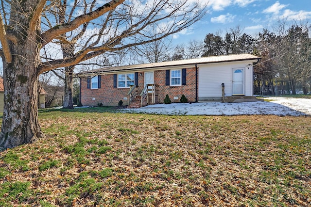 ranch-style house featuring a front yard