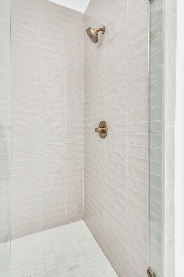 bathroom featuring tiled shower